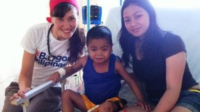 Läkaren Ylva Paulsson och hennes patient Marlo 6 år som behandlades för stelkramp på Läkare Utan Gränsers fältsjukhus i Tacloban i Filippinerna.
