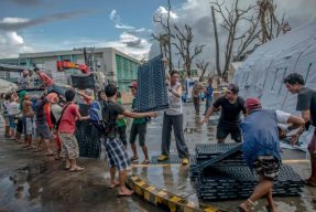 Uppblåsbara fältsjukhus är ett snabbt sätt att komma på plats vid naturkatastrofer. Här i staden Tacloban efter att tyfonen Haiyan ödelagt delar av Filippinerna.