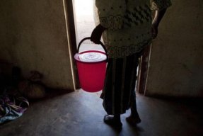 En kvinna med fistel bär sitt urin i en hink på en av våra mottagningar i Centralafrikanska republiken 2010. 