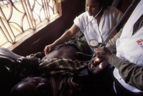 En av våra medarbetare undersöker en patient i Conakry, Guinea, under en gula febern-epidemi 2001.