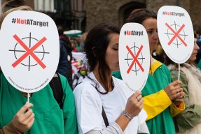 Demonstration mot sjukhusattacker på årsdagen av attacken mot Läkare Utan Gränsers traumasjukhus i Kunduz, Afghanistan.