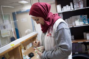 Vår farmaceut Nour S. Barakat på apoteket vid kliniken för syriska flyktingar i Jordanien. 