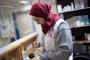 Vår farmaceut Nour S. Barakat på apoteket på kliniken för syriska flyktingar i Jordanien. 