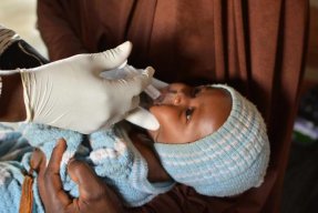Ett litet barn får en dos rotavirusvaccin på en vårdcentral i Safo, Niger.