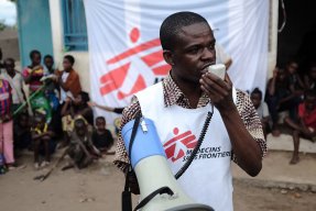 En av våra hälsoupplysare i Kongo-Kinshasa informerar allmänheten om hiv. 