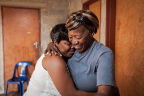 En vårdnadsgivare ger ut hivmediciner i KwaZulu-Natal, Sydafrika