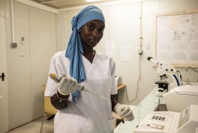 Mariem Kane arberar i labbet i flyktinglägret Mbera i Mauritanien.