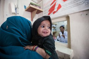 En kvinna och hennes barn tar emot medicin på barnavårdscentralen i Kuchlak, Balochistan, Pakistan