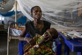 Mama Evaleti från Tali som har förlorat fem av sina sex barn. Bunia, Kongo-Kinshasa.