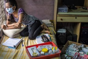 18-åriga Nischayas* familj sålde de flesta av sina ägodelar för att ha råd med tbc-behandling hos en privat läkare. Men Nischaya blev inte bättre. Nu behandlas hon på Läkare Utan Gränsers klinik. *namnet är utbyt