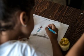 En flicka ritar känslan rädsla under en terapisession med Läkare Utan Gränser