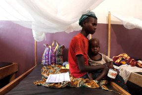 En mamma och hennes son som lider av undernäring på sjukhuset Bossangoa, Centralafrikanska republiken.