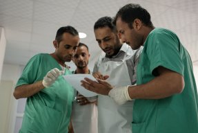 Läkare och sjuksköterskor under ett akutfall på en klinik i Taiz Houban, Jemen