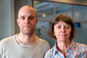 Ann Åkesson och Björn Udd står framför ett fönster