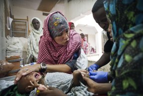 SJuksköterskan Karin Fischer Liddl behandlar ett undernärt barn på Läkare Utan Gränsers klinik i Somalia 2011.