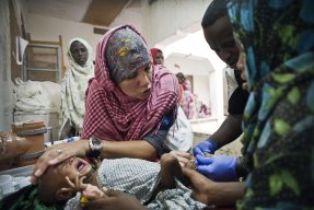 SJuksköterskan Karin Fischer Liddl behandlar ett undernärt barn på Läkare Utan Gränsers klinik i Somalia 2011. 