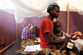 En mamma och hennes son som lider av undernäring på sjukhuset i Bossangoa, Centralafrikanska republiken.