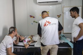 Nioåriga Fatima från Afghanistan får vård på Läkare Utan Gränsers barnklinik på den grekiska ön Lesbos. 
