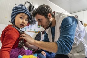 Ett barn på Läkare Utan Gränsers klinik utanför flyktinglägret Moria, Grekland. 
