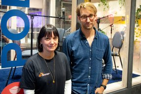 Läkaren Mårten Larsson och Catinka Agneskog på Bokmässan i Göteborg.