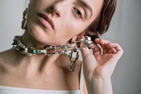 Smycken gjutna i tenn och i form av olika läkemedel