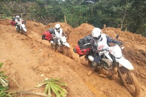 Motorcyklar på en lerväg