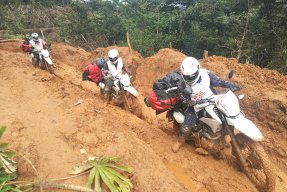 Motorcyklar på en lerväg