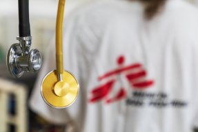 Ett stetoskåp i guld bredvid ett vanligt stetoskåp