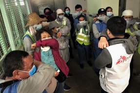 En grupp gatsopare i Hong Kong får utbildning av Läkare Utan Gränser i hur de kan skydda sig mot det nya coronaviruset