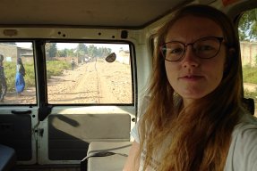 Alice Svensson i en bil