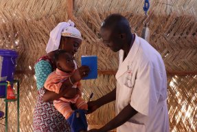 En läkare med en mamma och hennes barn