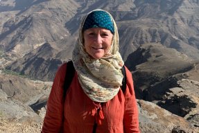 Charlottam Grunewald framför ett berg