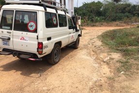 En bil på en grusväg