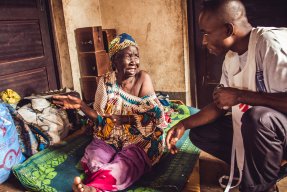 En kvinna på flykt i Centralafrikanska republiken talar med en anställd på Läkare Utan Gränser. Carnot, 2015. 
