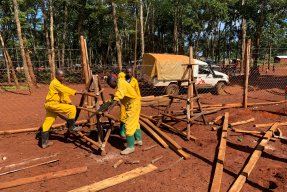 Uppbyggnaden av ett tillfälligt område för triagering och isolering i Nduta, Tanzania.