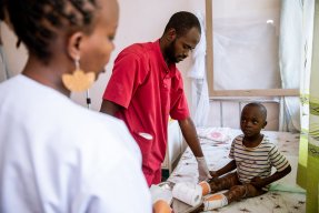 Ett barn med brännskador på benen.