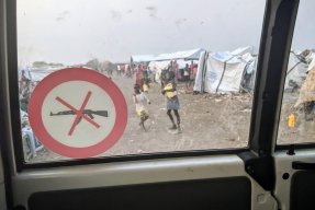 En bil åker igenom skyddslägret Pibor, Sydsudan.