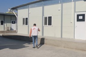 En man går mot Al-Shifaa sjukhus i Mosul, Irak.