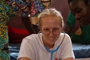 Läkaren Anna-Clara Ivarsson tar hand om ett barn sjuk i mässling på Bossangoa sjukhus, Centralafrikanska republiken.