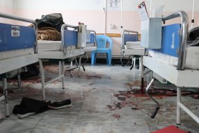 En tom sjukhussal på sjukhuset Dasht-e-Barchi, Afghanistan, men blod på golvet.