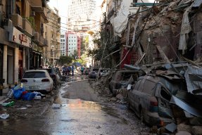 En gata med bilar som förstörts i explosionen i Beirut, Libanon, den 4 augusti.