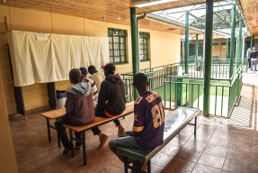 Patienter väntar på att få ta sitt metadon på kliniken i Kiambu, Nairobi, Kenya.