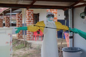 En medicinsk personal vid ebolabehandlingscentret i Bolomba, Kongo-Kinshasa.