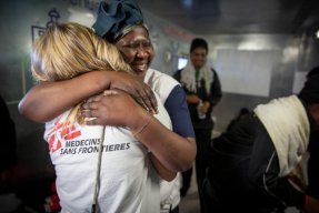  En person på Läkare Utan Gränsers räddningsfartyg kramar en anställd på organisationen