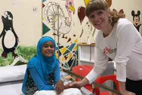 Narkosläkaren Anna Marit Löfmark och 14-åriga Marwa, på ett sjukhus i Aden, Jemen.