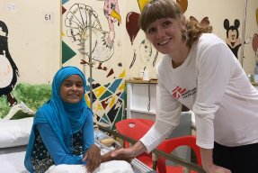 Narkosläkaren Anna Marit Löfmark och 14-åriga Marwa, på ett sjukhus i Aden, Jemen.