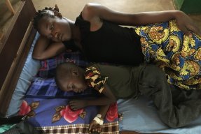 Chancella Gbtoum och hennes son Yakota Abbia som har malaria, på sjukhuset i Batangafo, Centralafrikanska republiken.