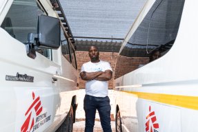 Lebogang Seketema som arbetar med att köra personer som utsatts för sexuellt våld till och från Läkare Utan Gränsers klinik i gruvstaden Rustenburg, Sydafrika. 