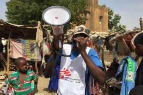 På marknaden i Niono i Mali sprider hälsoinformatören Amadou information om hur man kan skydda sig mot smitta. 