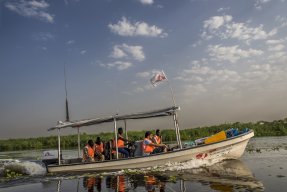 Ett mobilt team från Läkare Utan Gränser färdas på floden Phow i Old Fangak, Sydsudan.